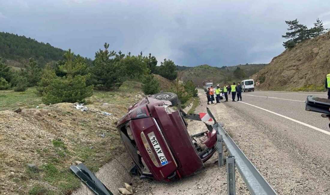 Kastamonu’da virajı alamayan otomobilin şarampole devrildiği kazada 3 kişi yaralandı.