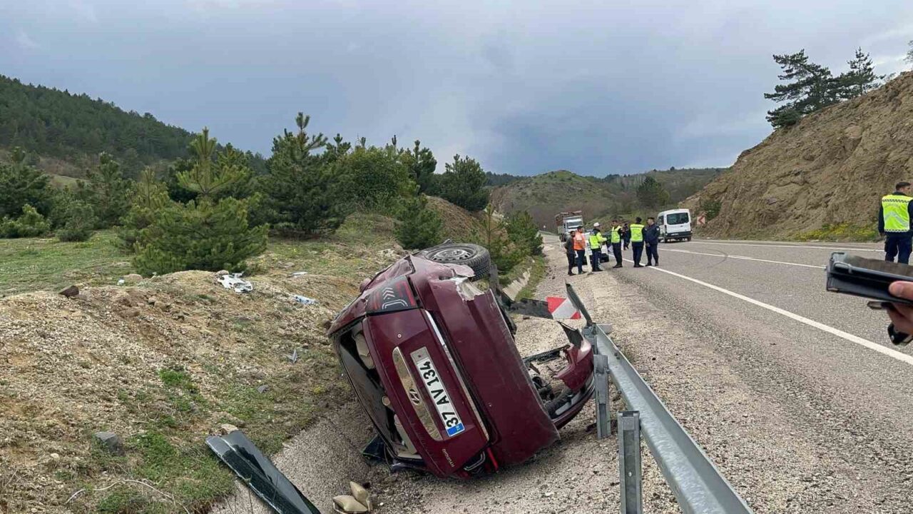 Kastamonu’da virajı alamayan otomobilin şarampole devrildiği kazada 3 kişi yaralandı.
