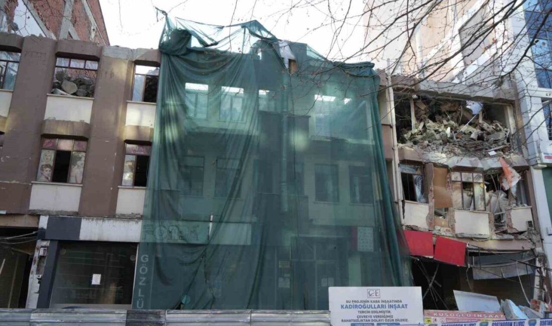 Kastamonu’da 5 katlı bina yıkım çalışmaları sırasında çöktü. Yola düşen
