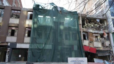 Kastamonu’da 5 katlı bina yıkım çalışmaları sırasında çöktü. Yola düşen