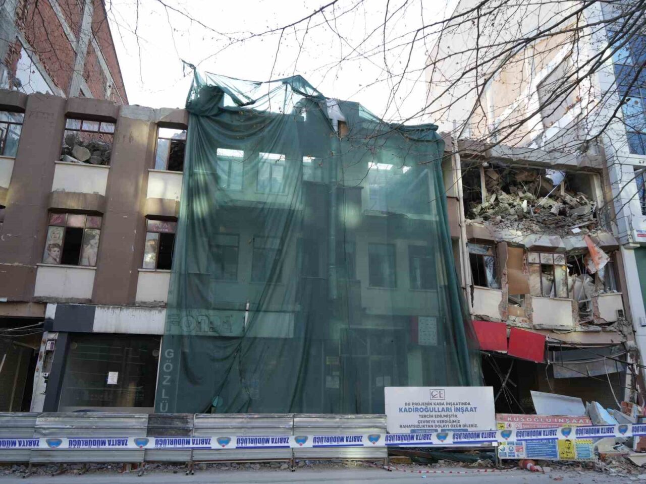 Kastamonu’da 5 katlı bina yıkım çalışmaları sırasında çöktü. Yola düşen