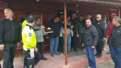 Rize’de minibüsçüler kavga ihbarı yaparak çağırdıkları polislere pastalı sürpriz yaparak,