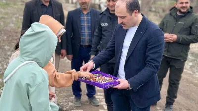 Oltu Kaymakamı Mustafa Çelik, İğdeli Küme Evleri'ndeki yaşlıları ziyaret ederek