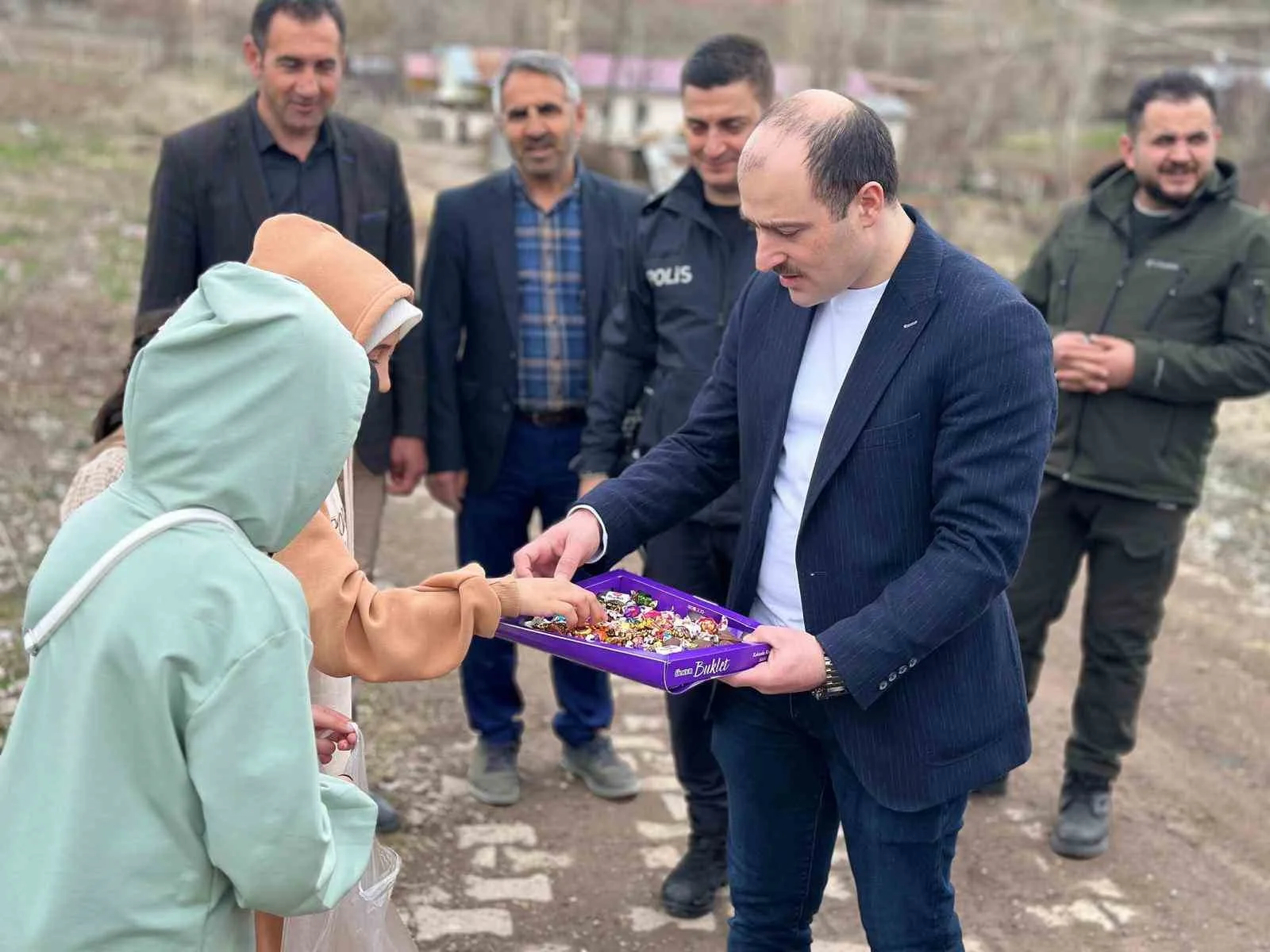 Oltu Kaymakamı Mustafa Çelik, İğdeli Küme Evleri'ndeki yaşlıları ziyaret ederek