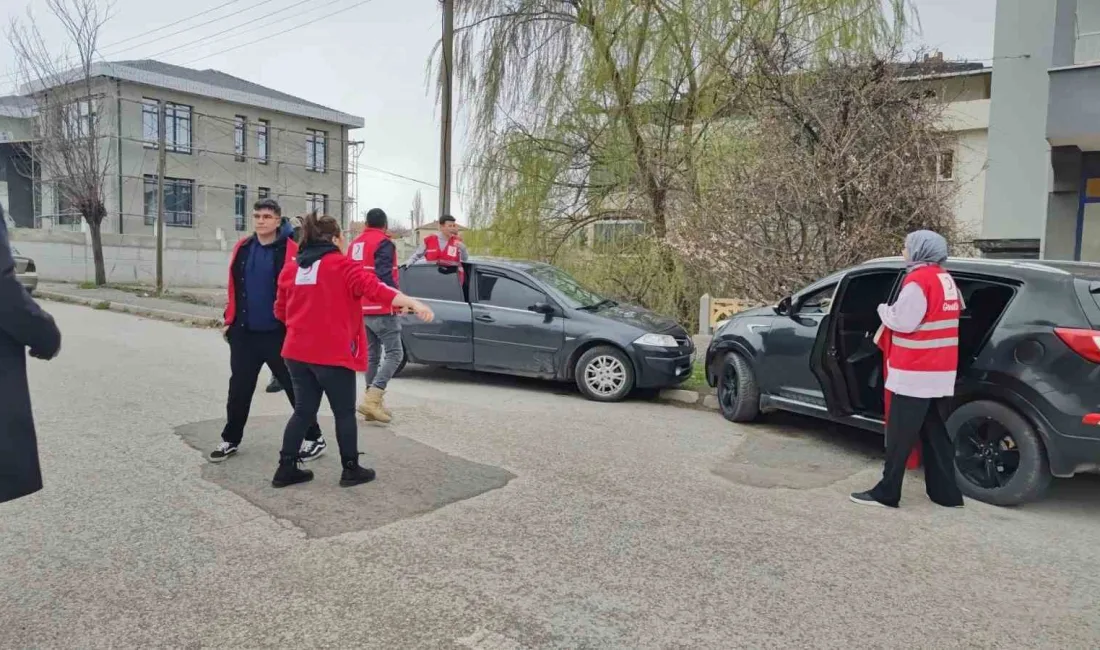 Sivas’ta Kızılay gönüllüleri, kaza ihbarı yaparak çağırdıkları polislere pastalı sürpriz