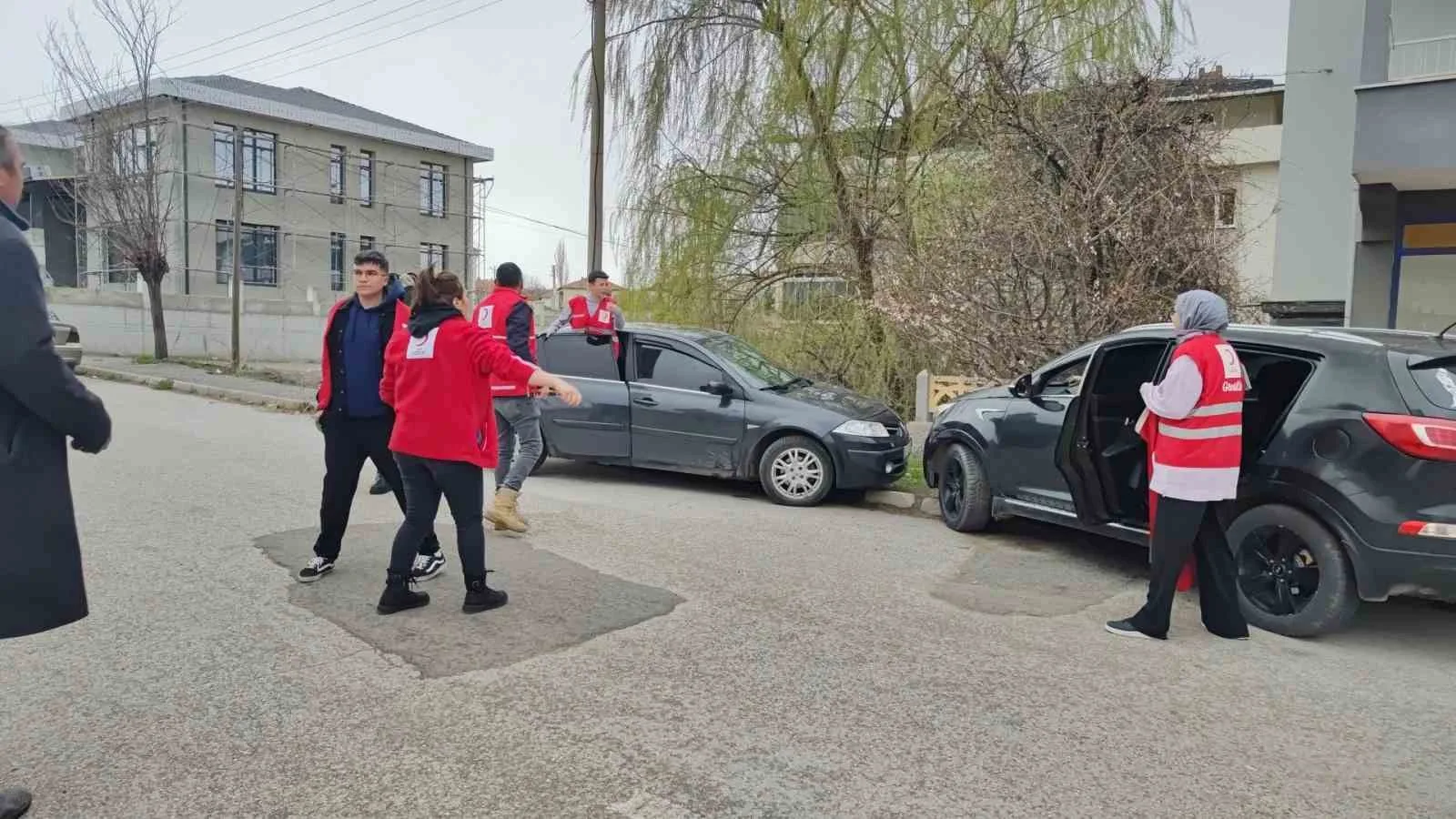 Sivas’ta Kızılay gönüllüleri, kaza ihbarı yaparak çağırdıkları polislere pastalı sürpriz