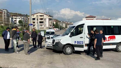 İzmit'te otomobil ile servis aracının çarpıştığı kazada servis şoförü yaralandı.