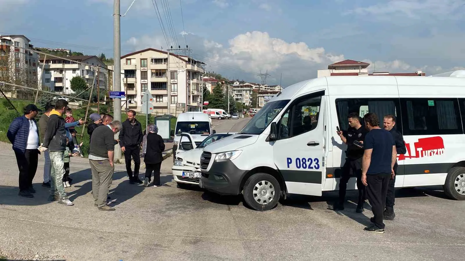 İzmit'te otomobil ile servis aracının çarpıştığı kazada servis şoförü yaralandı.