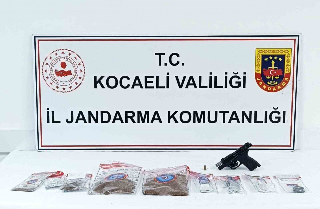 Kocaeli’nin Darıca ilçesinde bir ikamette yapılan operasyonda, 1 kilogram 176