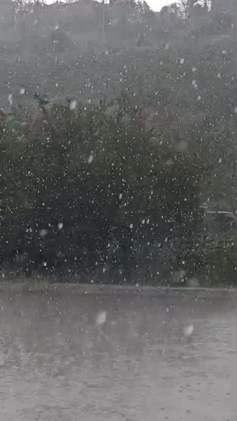 Kocaeli’de etkili olan dolu ve sağanak yağış sebebiyle sürücülere zor