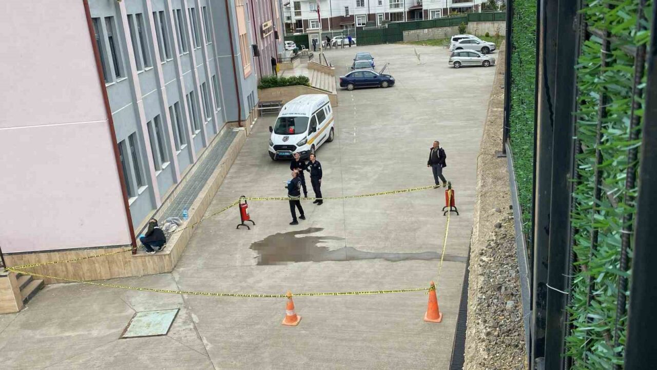 Kocaeli’nin Gölcük ilçesinde bir lisenin 4’üncü katından düşen kız öğrenci