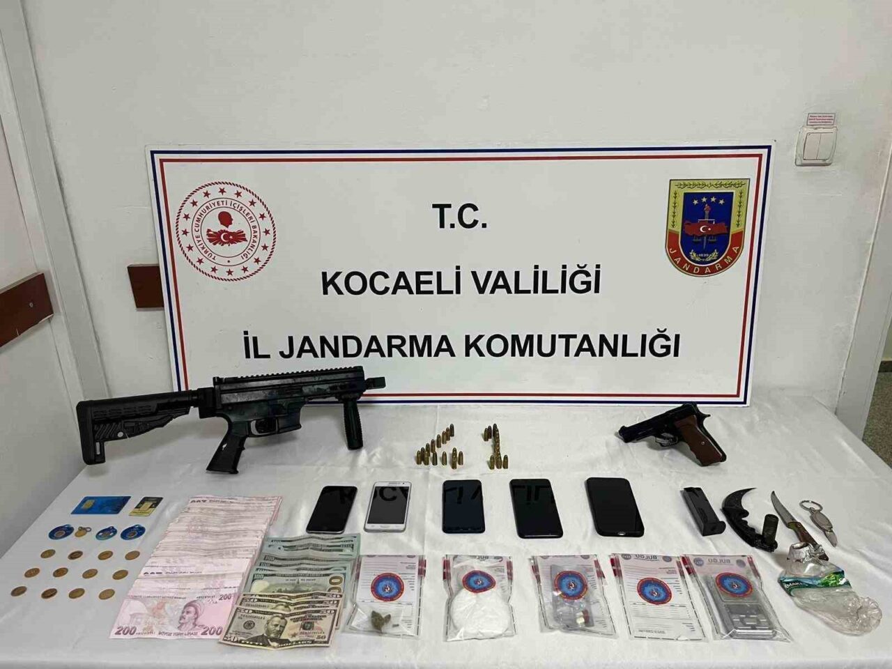 Kocaeli’nin Gebze ilçesinde uyuşturucu operasyonunda, bir miktar uyuşturucu madde, 2