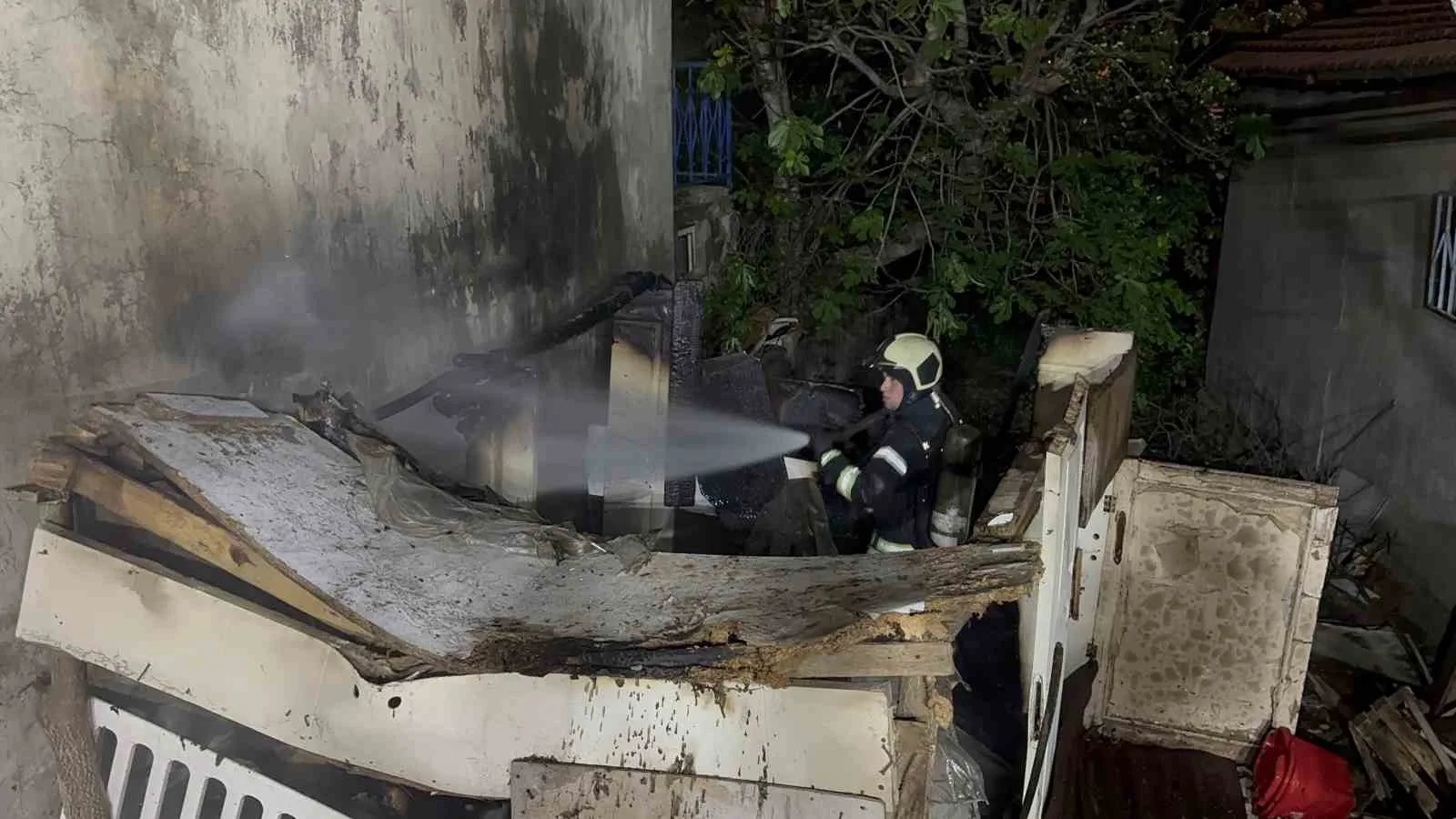 Kocaeli’nin Gebze ilçesinde bulunan gecekondu kömürlüğünde çıkan yangın, itfaiye ekipleri