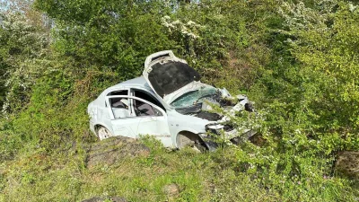 Kocaeli’nin İzmit ilçesinde kontrolden çıkan otomobil, yaklaşık 120 metre sürüklendikten