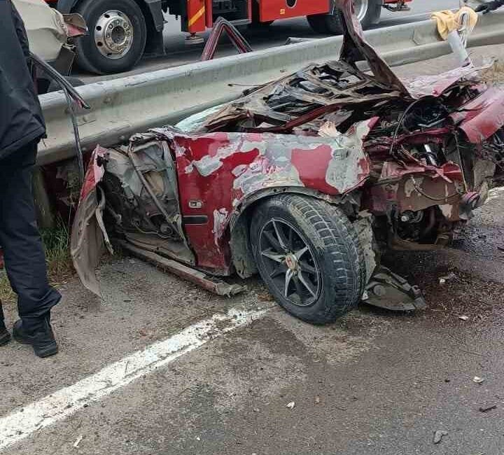 Sakarya’nın Söğütlü ilçesinde kontrolden çıkan otomobil, bariyerlere saplandı. Kağıt gibi