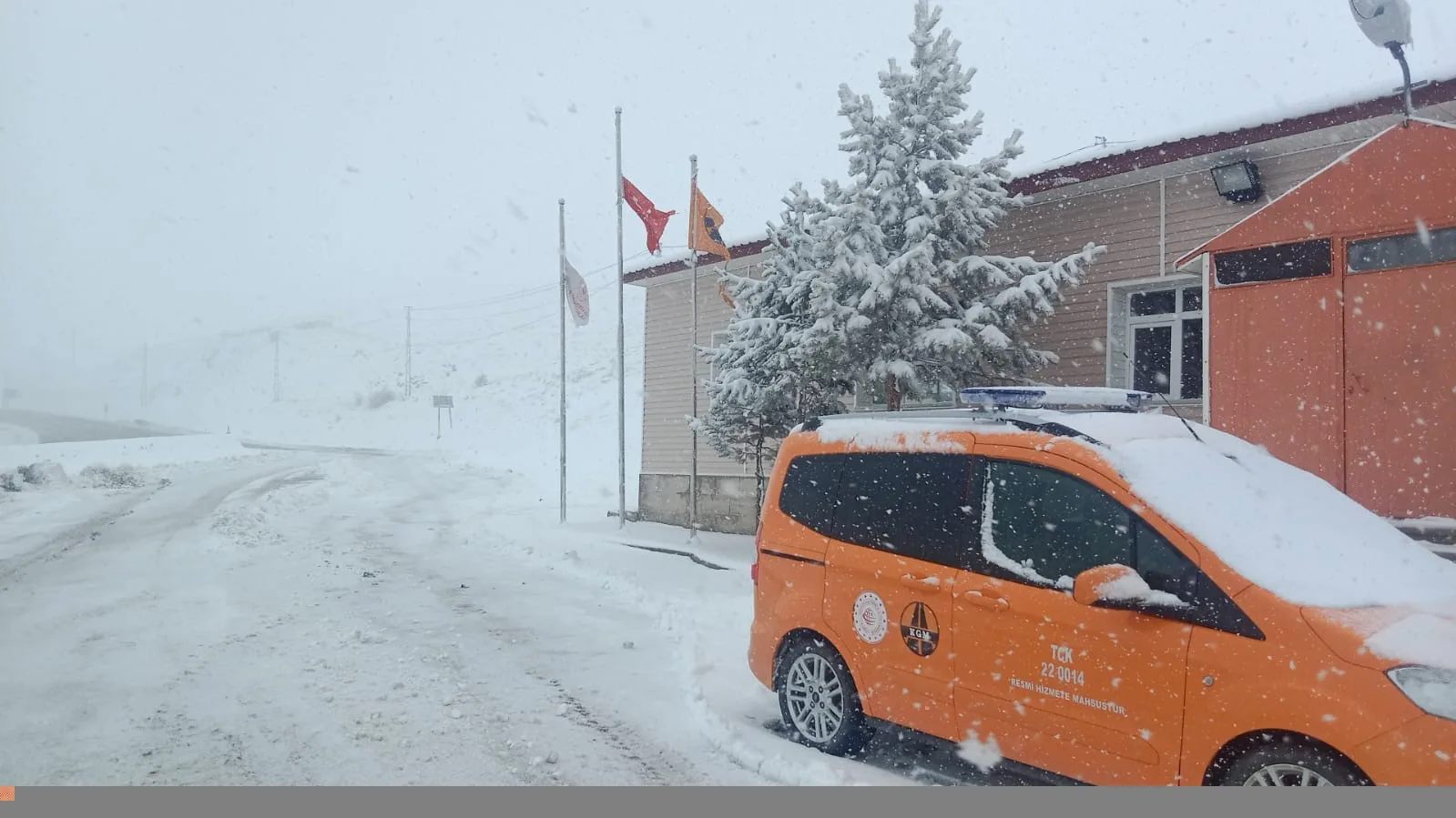 Erzurum'un Aşkale ilçesinde şiddetli kar yağışı devam ediyor. Aşkale Kop