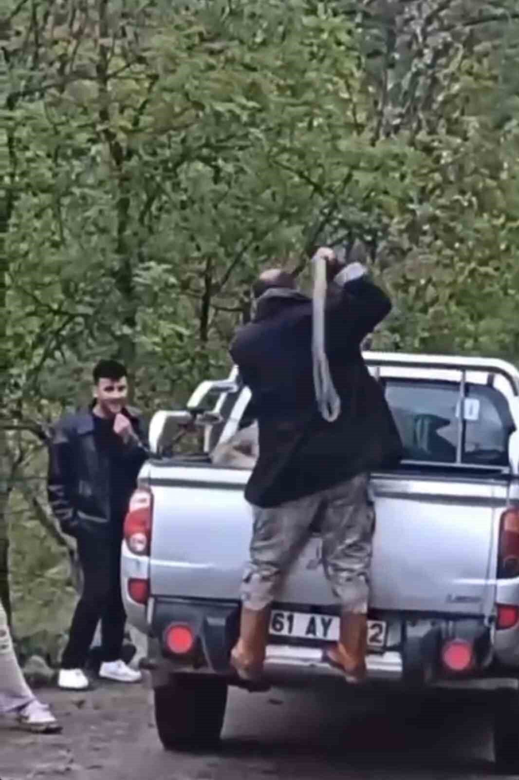 Trabzon’da kamyonet kasasında köpeğe halatla şiddet uyguladığı görüntüler sosyal medyada