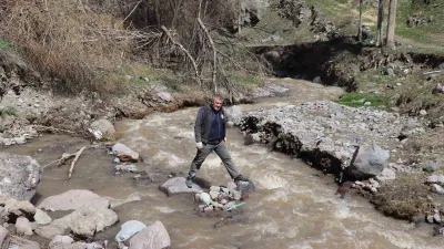 Erzurum'un Oltu ilçesindeki Çatalsöğüt Mahallesi sakinleri, mahallelerinin karşısındaki mezarlığa geçişlerini