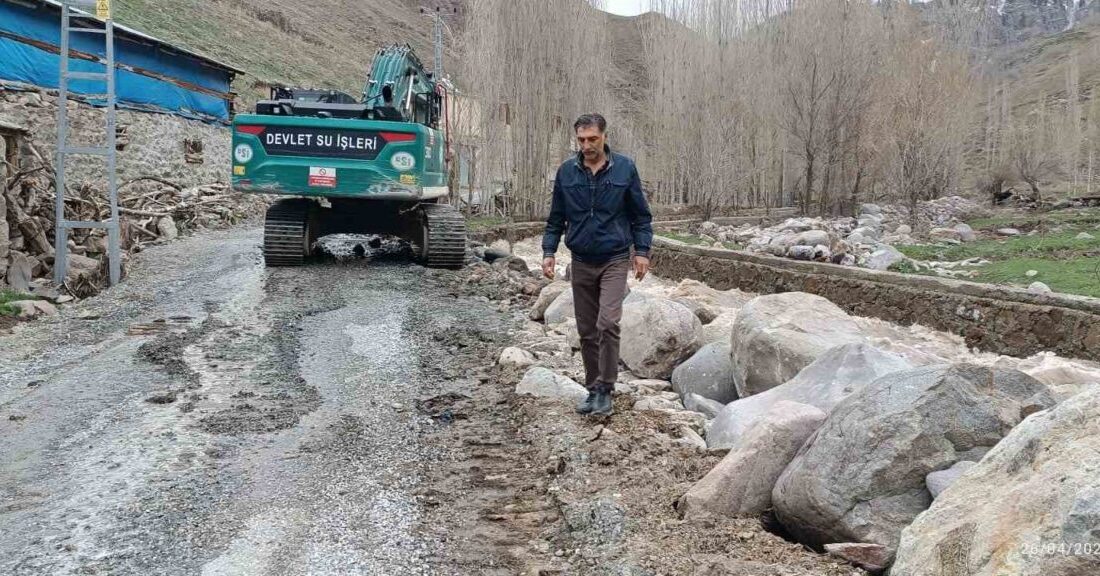 Erzurum’un Oltu ilçesinde etkili olan sağanak yağış ve eriyen kar