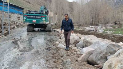 Erzurum’un Oltu ilçesinde etkili olan sağanak yağış ve eriyen kar