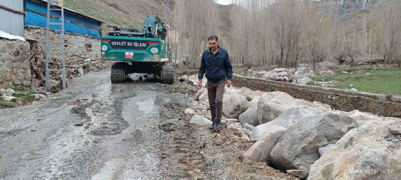 Erzurum’un Oltu ilçesinde etkili olan sağanak yağış ve eriyen kar