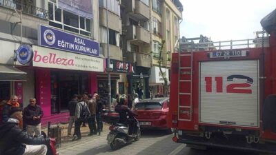 Zonguldak’ın Çaycuma ilçesinde kozmetik ürünlerinin satıldığı işyerinde çıkan yangın paniğe