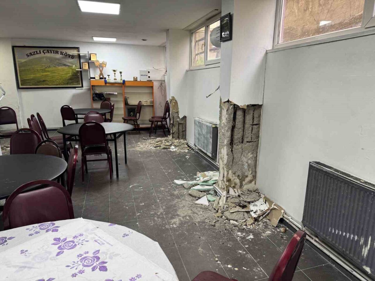 Silivri merkezli 6,2 büyüklüğündeki depremde Küçükçekmece’de bulunan 6 katlı binanın