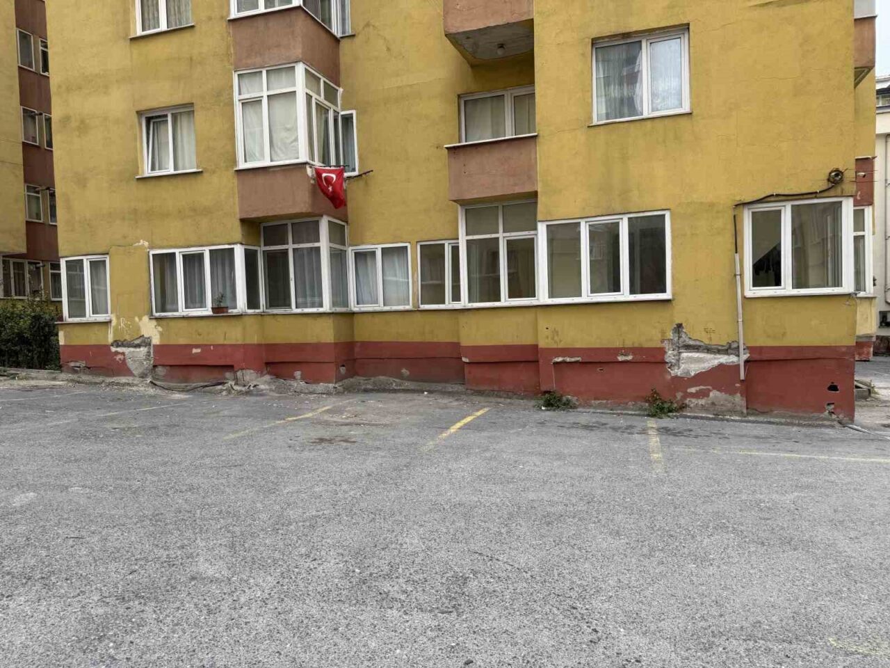 Küçükçekmece’de yıllardır çatlak kolonlarla yaşam mücadelesi veren Doğuş Sitesi sakinleri