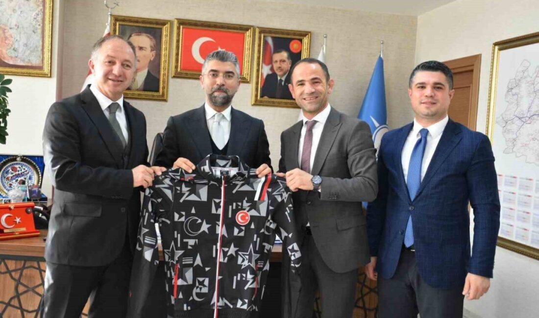 Yeni atanan ilçe müdürleriyle birlikte AK Parti İl Başkanı Av.