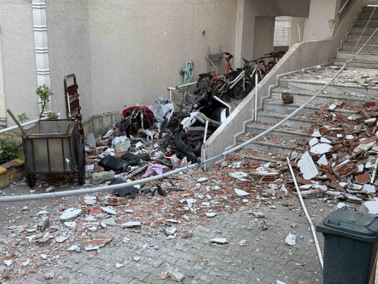 Silivri açıklarında meydana gelen 6,2 büyüklüğündeki depremin ardından Büyükçekmece Kumburgaz’da