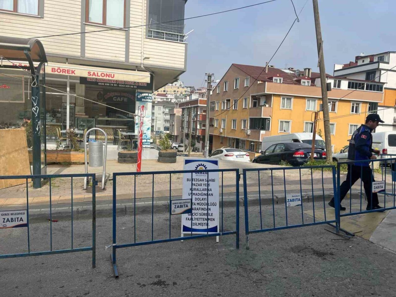 Gebze Belediyesi Zabıta Müdürlüğü ekipleri, semt pazarı kurallarına uymayan esnafın