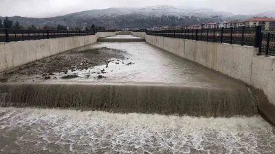 Kavakyolu semtindeki kuru dere, karların erimesiyle bol suya kavuştu. Geçen