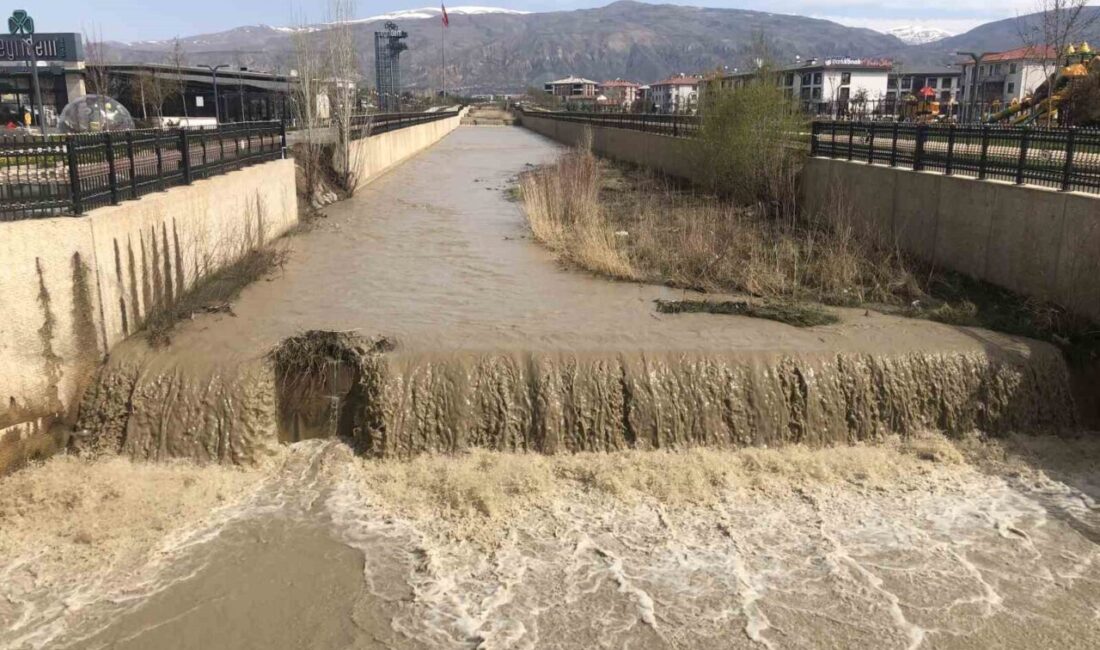 Erzincan’ın Kavakyolu semtinden geçen kuru dere, yağmur yağışı ve karların