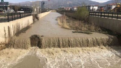 Erzincan’ın Kavakyolu semtinden geçen kuru dere, yağmur yağışı ve karların