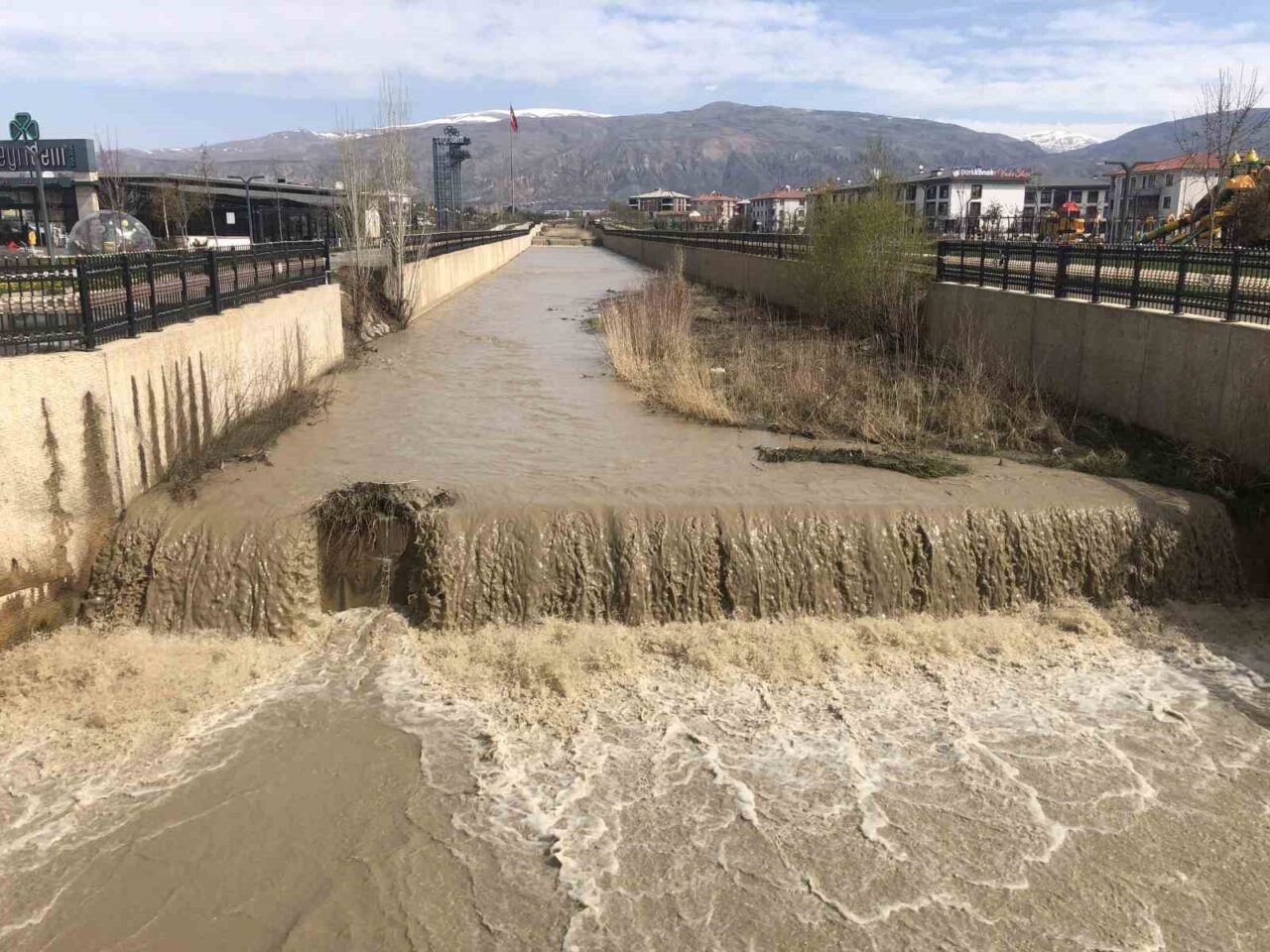 Erzincan’ın Kavakyolu semtinden geçen kuru dere, yağmur yağışı ve karların