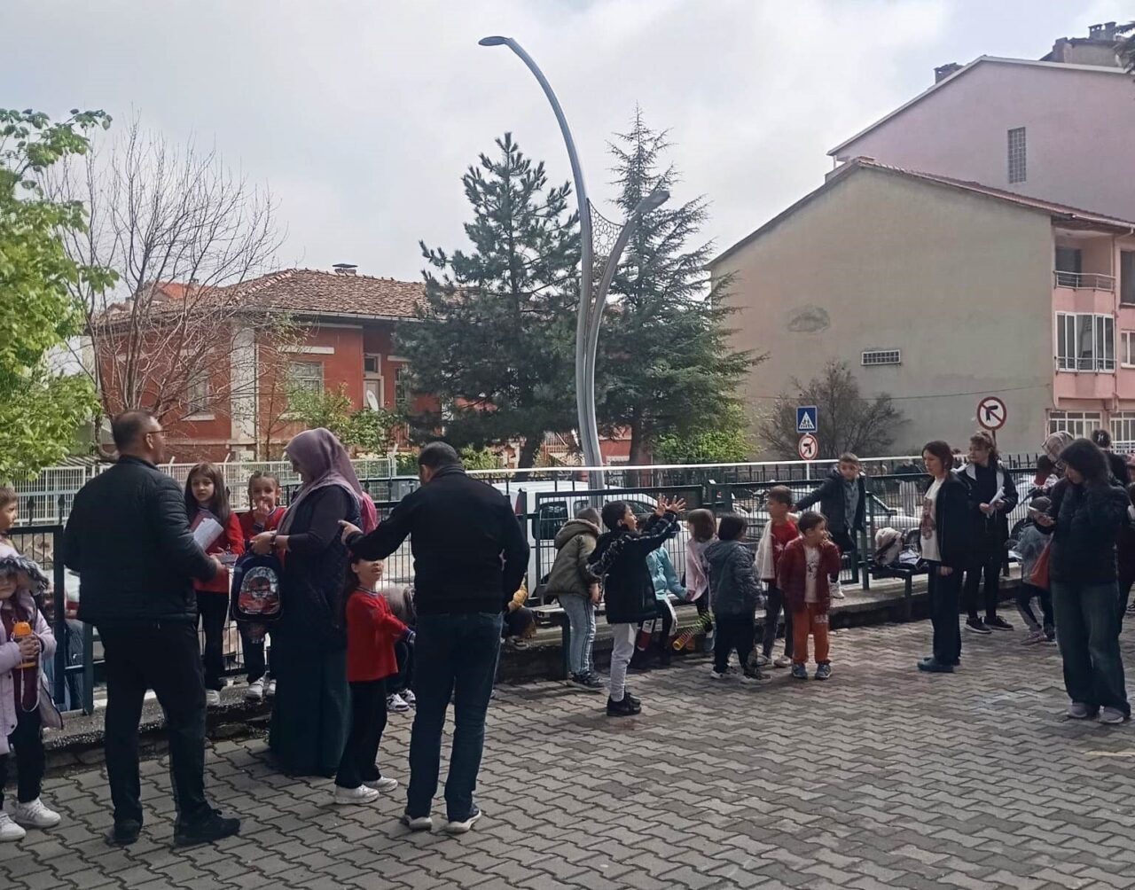 Kütahya’nın Simav ilçesinde meydana gelen 4,6 büyüklüğündeki depremin ardından okullar