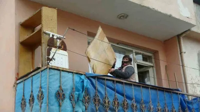 Bayburt'ta şiddetli rüzgar ve yağmurla Mülkane Köse'nin evindeki vitrin uçtu,