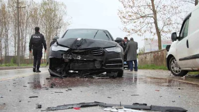 Sakarya’nın Akyazı ilçesinde lüks otomobilin hafif tecari araca çarptığı kazada
