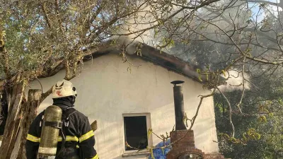 Kocaeli'nin Karamürsel ilçesinde mangal için yakılan barbekü, çatı yangınına sebep