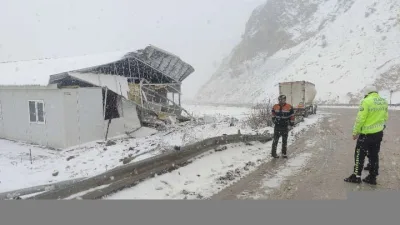 Bayburt-Erzurum kara yolunda tek taraflı trafik kazası meydana geldi. Mercedes