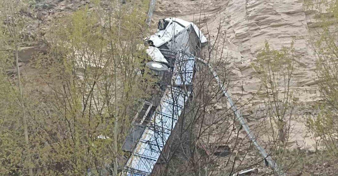 Sivas’ta metrelerce yükseklikten uçuruma düşen tırın sürücüsü kazayı hafif sıyrıklarla