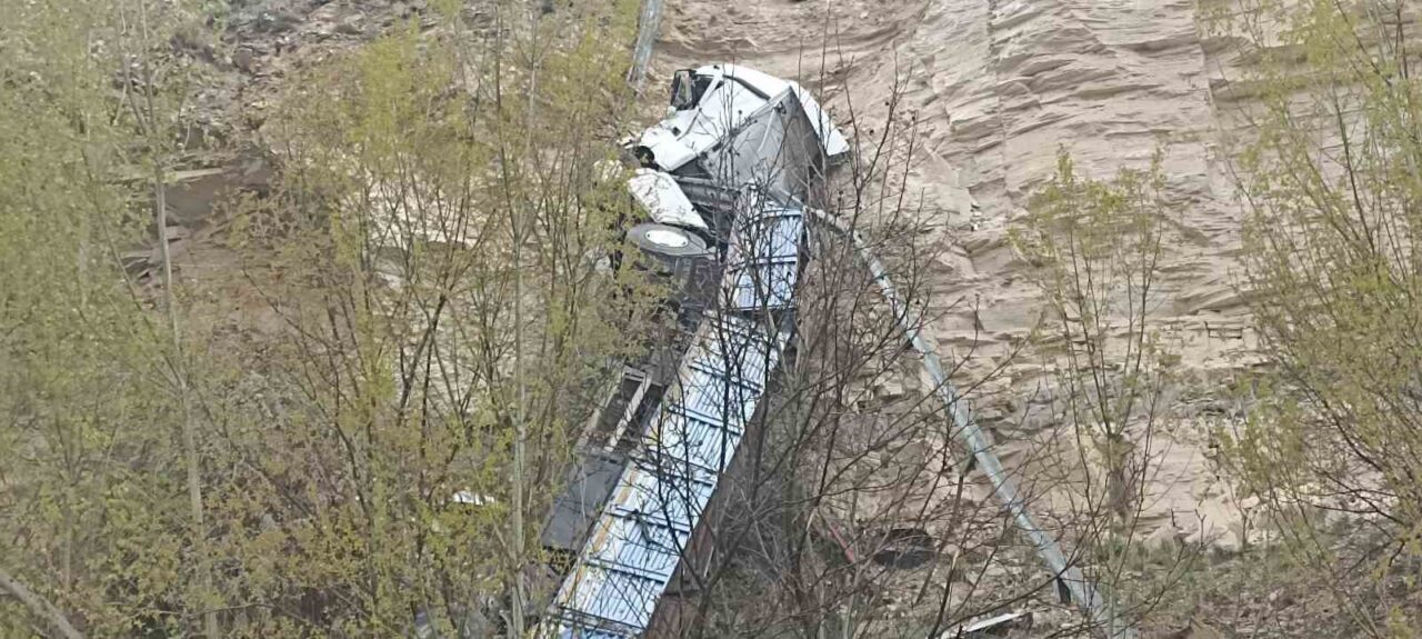 Sivas’ta metrelerce yükseklikten uçuruma düşen tırın sürücüsü kazayı hafif sıyrıklarla