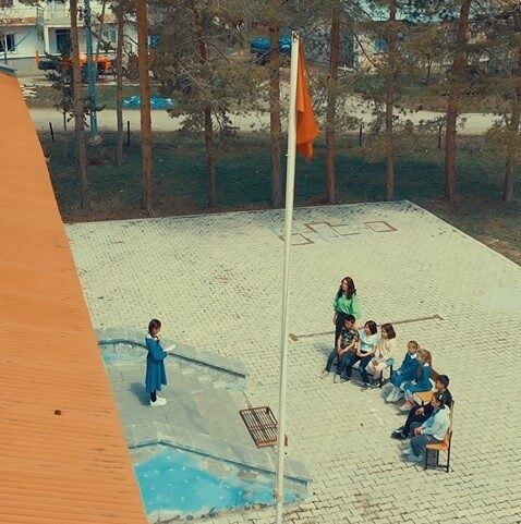 Bayburt’ta köy okulunun minikleri, jandarma için şiir yazdı. Okulun öğrencisi