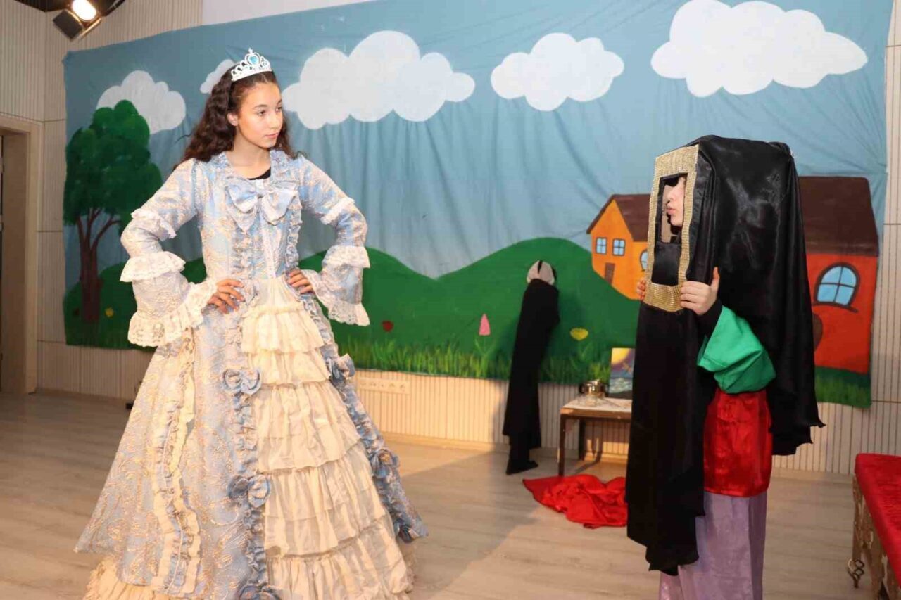 Erzurum’un Oltu ilçesi Gençlik Merkezi’nden miniklere unutulmaz bir tiyatro gösterisi