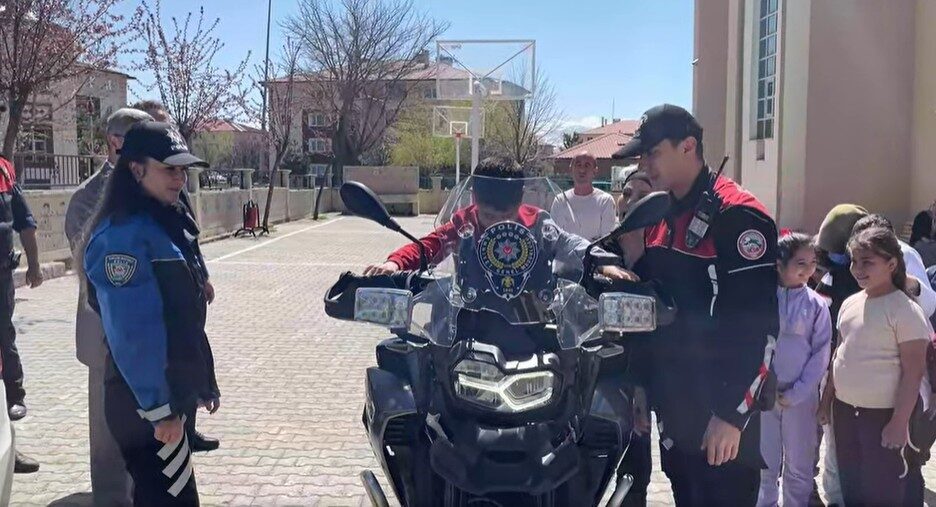 Erzincan’da polis ekiplerince ilkokul öğrencilerine polislik mesleğinin tanıtımı yapıldı. Erzincan’da