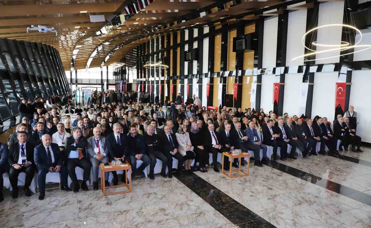Kuzeydoğu Anadolu Kariyer Fuarı (KUDAKAF’25), sektörlerin önde gelen temsilcilerini gençlerle