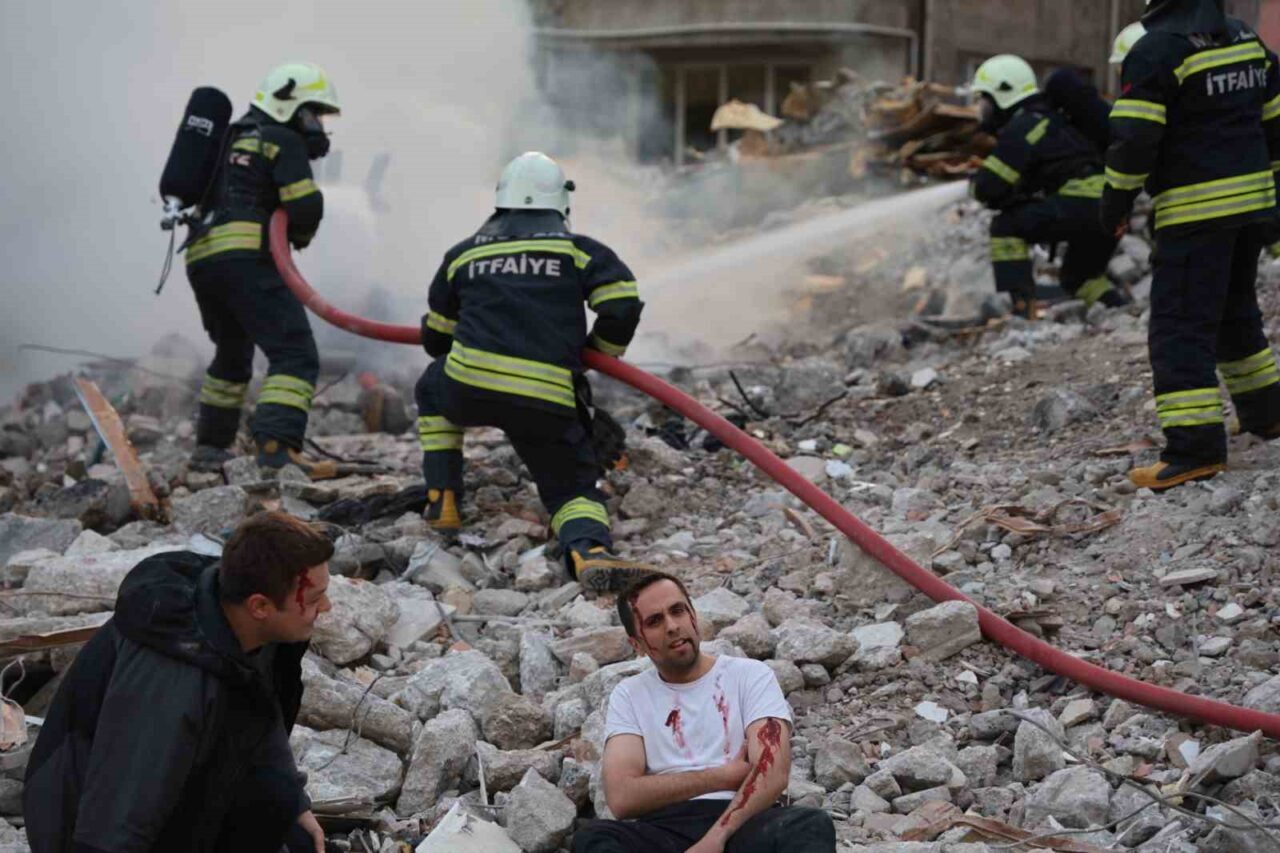 Muğla Büyükşehir Belediyesi İtfaiye Daire Başkanlığı tarafından Menteşe’de yıkımı devam