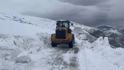 Bayburt’un yüksek kesimlerde aralıklarla kar yağışı devam ederken, ekiplerin karla