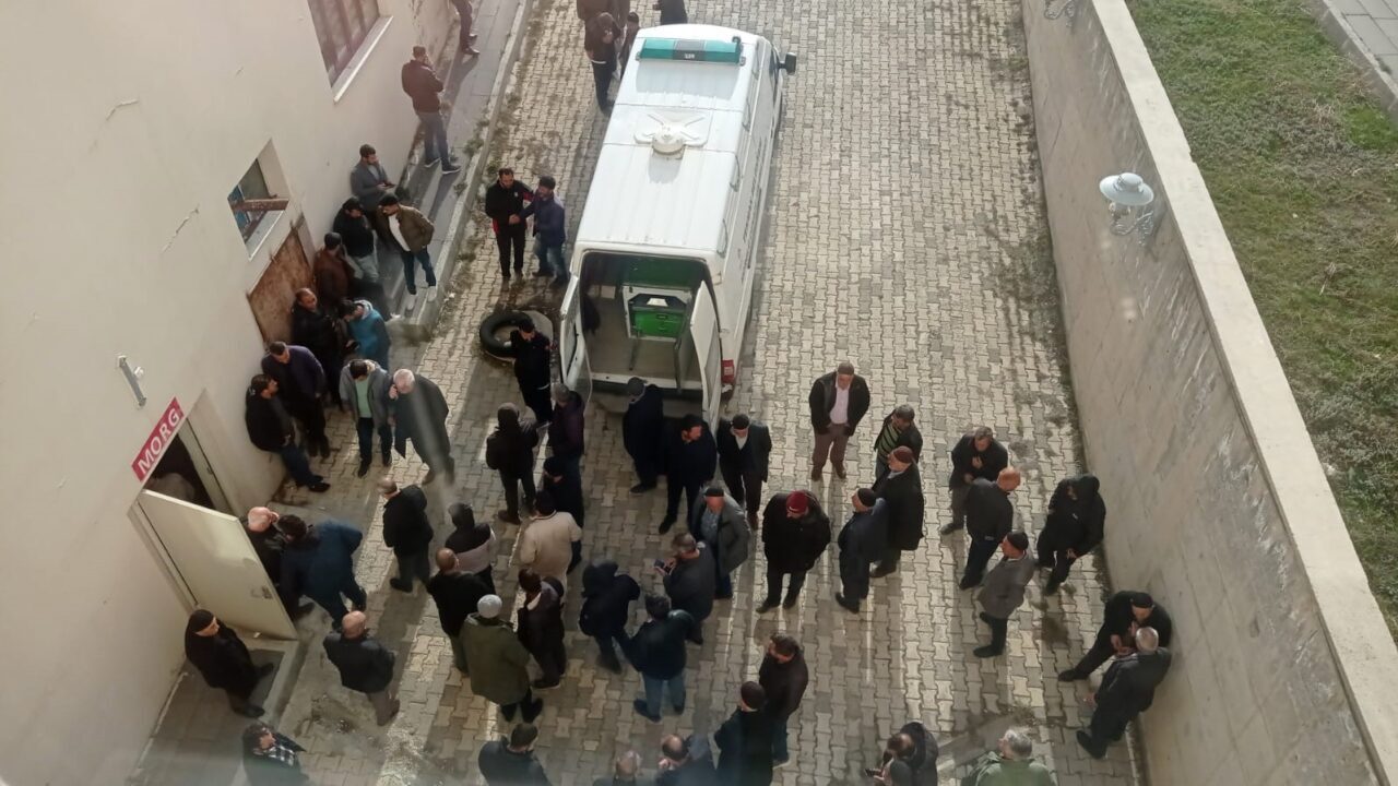 Erzurum’un Tekman ilçesinde Çiriş toplarken kayalıklardan düşen şahıs hayatını kaybetti.