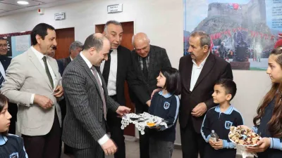 Erzurum’un Oltu ilçesindeki Yasin Haşimoğlu İlkokulu’nda öğrencilerce bilim şenliği kapsamında